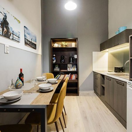 Urban Tranquillity By The Main Shopping Street Apartment Budapesta Exterior foto