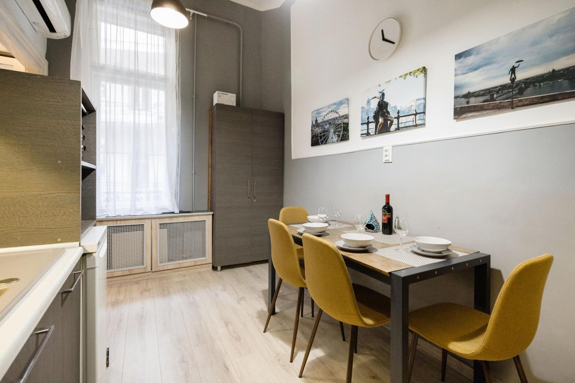 Urban Tranquillity By The Main Shopping Street Apartment Budapesta Exterior foto