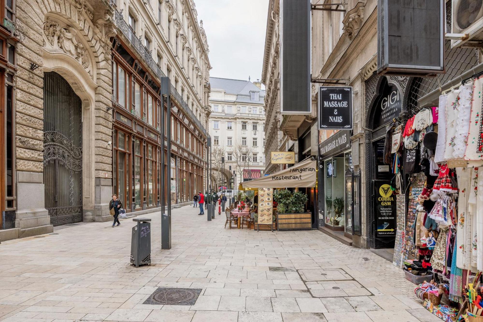 Urban Tranquillity By The Main Shopping Street Apartment Budapesta Exterior foto