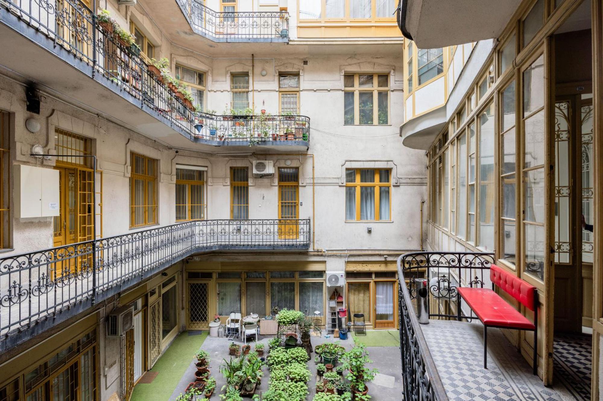 Urban Tranquillity By The Main Shopping Street Apartment Budapesta Exterior foto